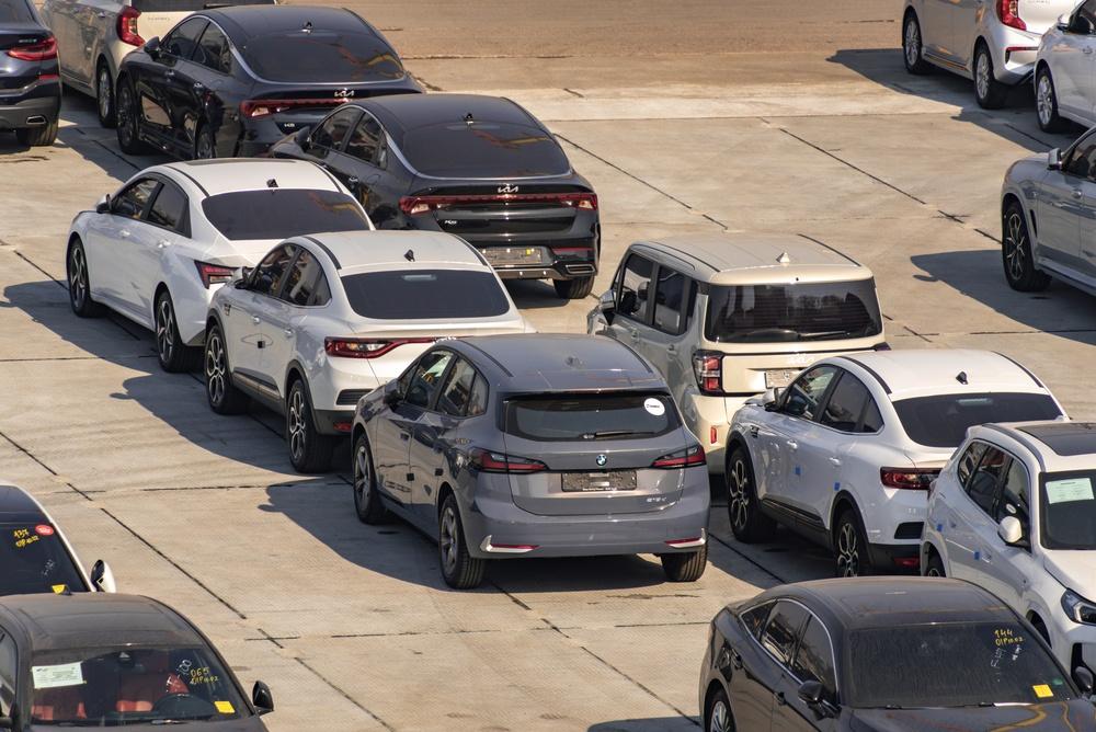 Why HOA Rules Mean You Need Professional Vehicle Parking This Summer